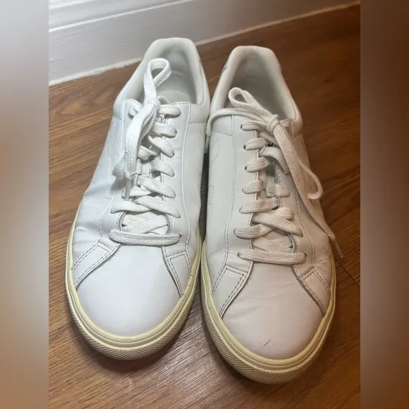VEJA ESPLAR’ LACE UP LEATHER SNEAKERS  Size 9