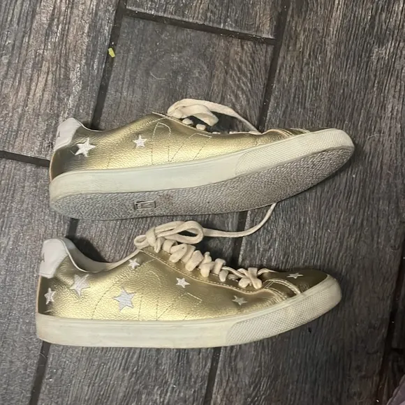 Veja Esplar Low Sneakers in Star-Embroidered Gold Leather