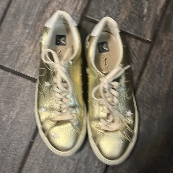 Veja Esplar Low Sneakers in Star-Embroidered Gold Leather
