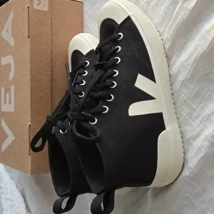 Veja high top sneakers NOVA Black Women Size 8/39 Eco-Friendly