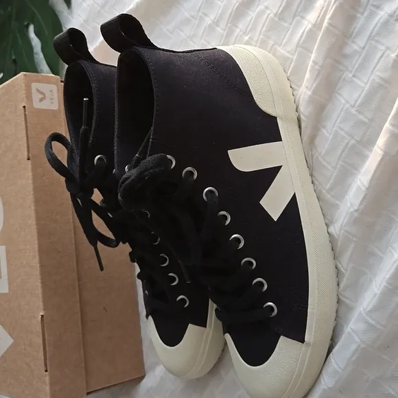 Veja high top sneakers NOVA Black Women Size 8/39 Eco-Friendly