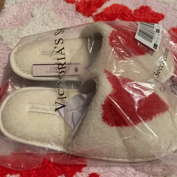 Victoria’s Secret Med/Lg White Hooded Cozy Robe &amp; Heart Sherpa Slides