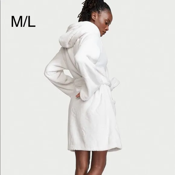 Victoria’s Secret Med/Lg White Hooded Cozy Robe &amp; Heart Sherpa Slides