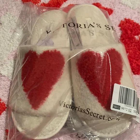 Victoria’s Secret Med/Lg White Hooded Cozy Robe &amp; Heart Sherpa Slides