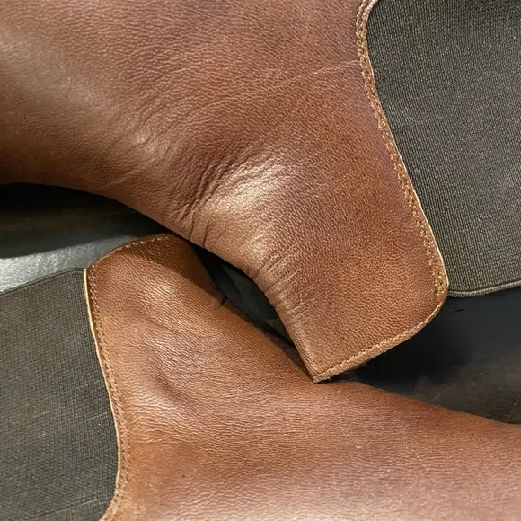 Vince Camuto Boys Chelsea Boots  Size 5 1/2