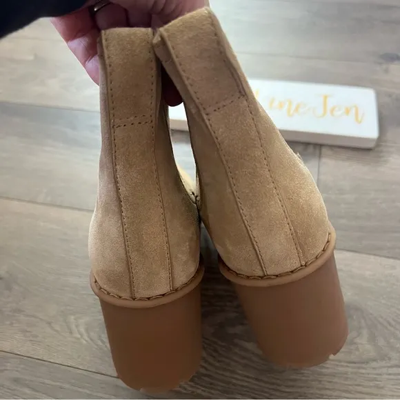 Vince. Henderson Suede Lug Sole Chelsea Boots NWOT