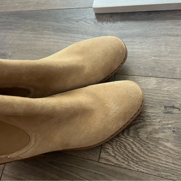 Vince. Henderson Suede Lug Sole Chelsea Boots NWOT