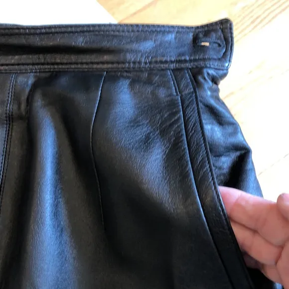 Vintage black midi leather skirt (Samuel Robert)