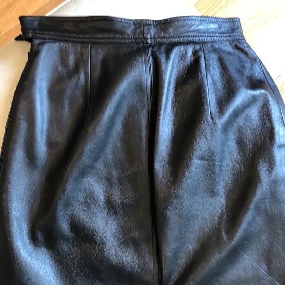 Vintage black midi leather skirt (Samuel Robert)