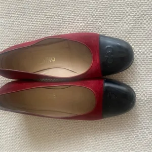 Vintage Ferragamo Dark Red Suede Flats Black Cap Toe Rounded Toe Size 9.5