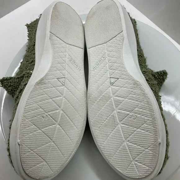 Vionic Beach Malibu Casual Women’s Size 7 Slip On Sneakers Green Boucle