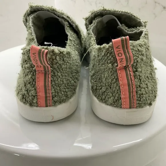 Vionic Beach Malibu Casual Women’s Size 7 Slip On Sneakers Green Boucle