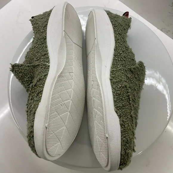 Vionic Beach Malibu Casual Women’s Size 7 Slip On Sneakers Green Boucle