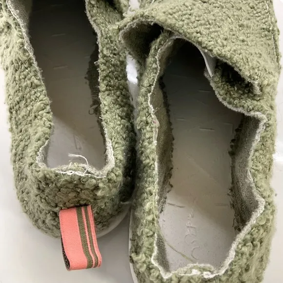 Vionic Beach Malibu Casual Women’s Size 7 Slip On Sneakers Green Boucle