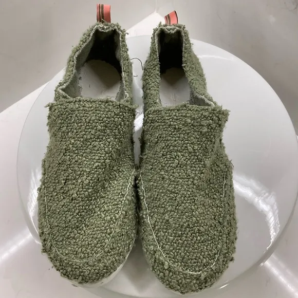 Vionic Beach Malibu Casual Women’s Size 7 Slip On Sneakers Green Boucle