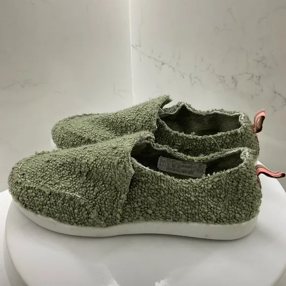 Vionic Beach Malibu Casual Women’s Size 7 Slip On Sneakers Green Boucle