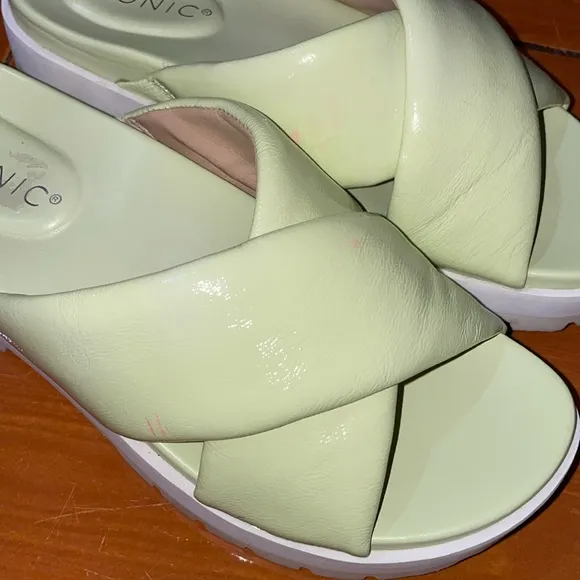VIONIC VESTA FLATFORM LUG SANDAL