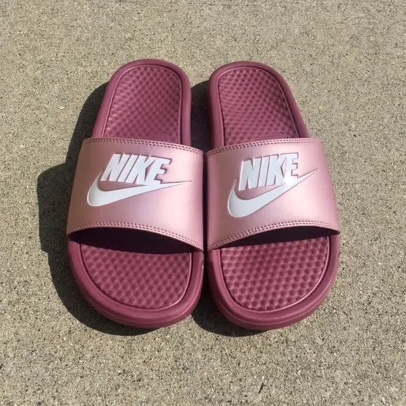 WMNS NIKE BENASSI SLIDES JUSTDO IT PLUMS BERRYS BERRIES