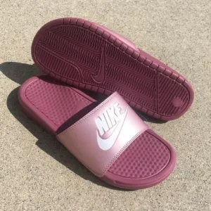 WMNS NIKE BENASSI SLIDES JUSTDO IT PLUMS BERRYS BERRIES