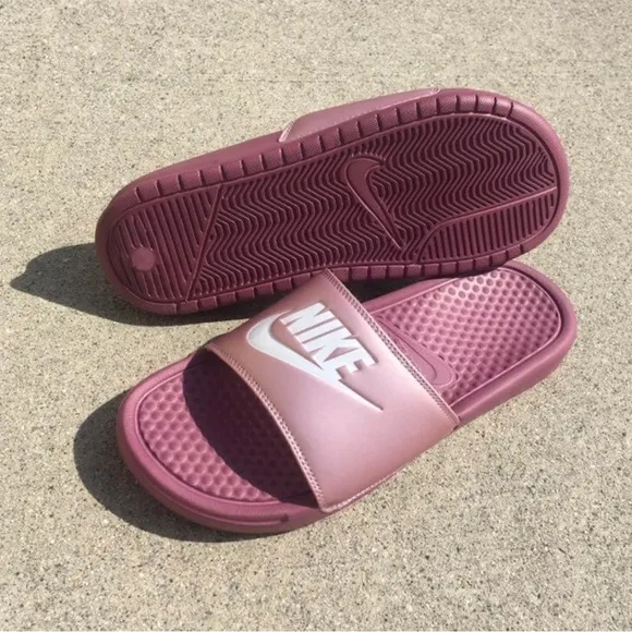 WMNS NIKE BENASSI SLIDES JUSTDO IT PLUMS BERRYS BERRIES