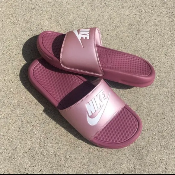 WMNS NIKE BENASSI SLIDES JUSTDO IT PLUMS BERRYS BERRIES