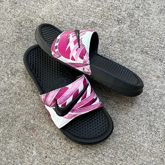 WMNS NIKE BENASSI SWOOSH JDI PRINT SLIDE PINK WHITE BLACKFLOWER FEATHER