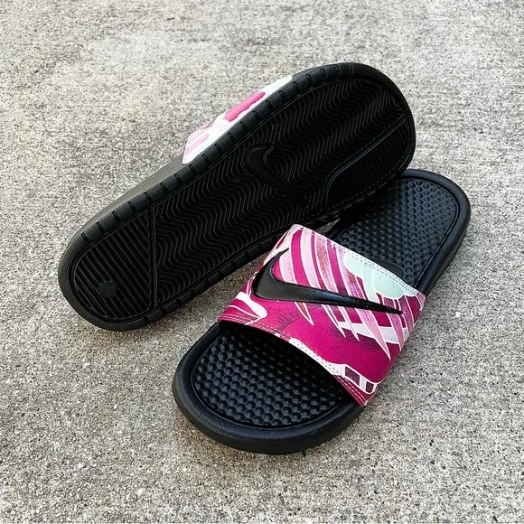 WMNS NIKE BENASSI SWOOSH JDI PRINT SLIDE PINK WHITE BLACKFLOWER FEATHER