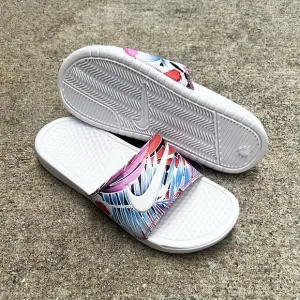 WMNS NIKE BENASSI SWOOSH JDI PRINT SLIDE PINK WHITE BLUE FLOWER FEATHER HABANERO