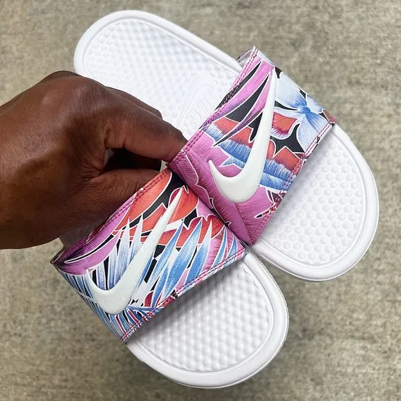 WMNS NIKE BENASSI SWOOSH JDI PRINT SLIDE PINK WHITE BLUE FLOWER FEATHER HABANERO
