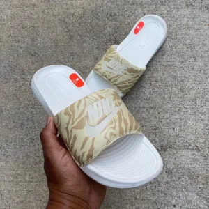 WMNS NIKE VICTORI ONE SLIDES JUSTDO IT TANS KHAKIS WHITES VOILE LAIT DE PRINTS
