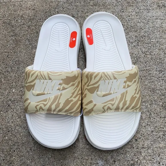 WMNS NIKE VICTORI ONE SLIDES JUSTDO IT TANS KHAKIS WHITES VOILE LAIT DE PRINTS