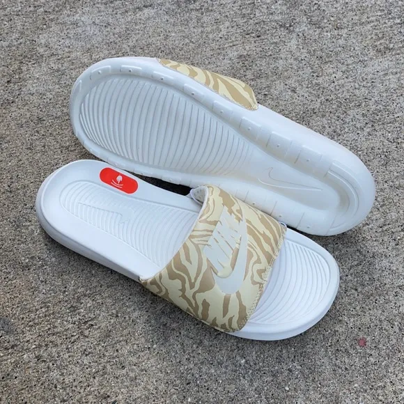WMNS NIKE VICTORI ONE SLIDES JUSTDO IT TANS KHAKIS WHITES VOILE LAIT DE PRINTS
