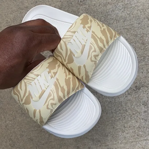 WMNS NIKE VICTORI ONE SLIDES JUSTDO IT TANS KHAKIS WHITES VOILE LAIT DE PRINTS