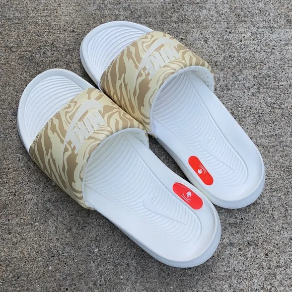 WMNS NIKE VICTORI ONE SLIDES JUSTDO IT TANS KHAKIS WHITES VOILE LAIT DE PRINTS
