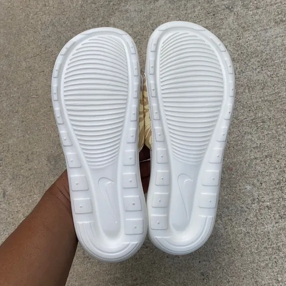 WMNS NIKE VICTORI ONE SLIDES JUSTDO IT TANS KHAKIS WHITES VOILE LAIT DE PRINTS