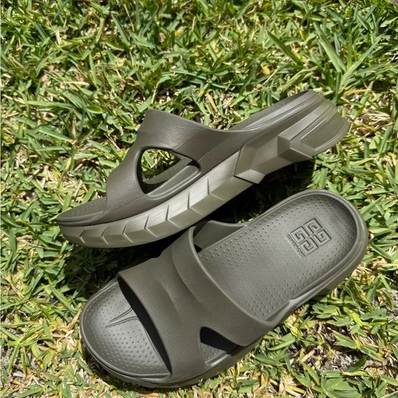 Woman’s Givenchy Marshmallow slides Green Comfy Neutral Slide Sandals NW…