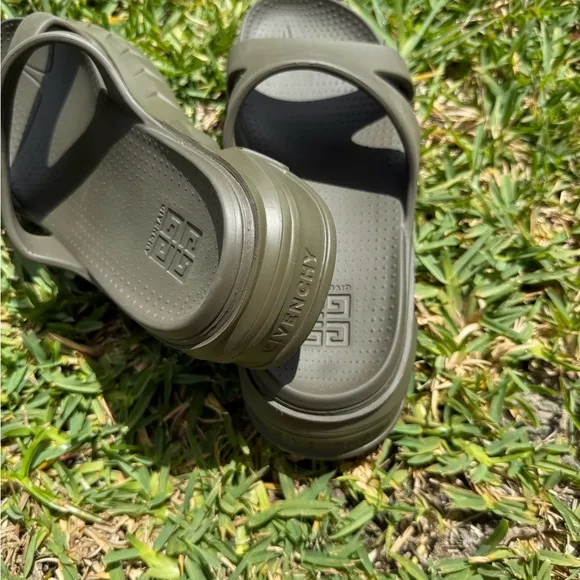 Woman’s Givenchy Marshmallow slides Green Comfy Neutral Slide Sandals NW…