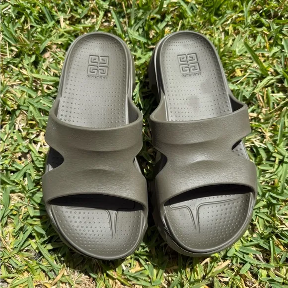 Woman’s Givenchy Marshmallow slides Green Comfy Neutral Slide Sandals NW…