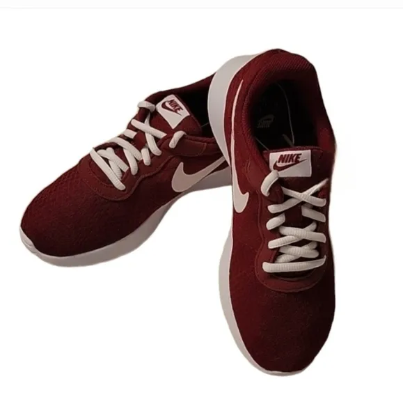 Womens Nike Tanjun Sneakers - Running Shoes - Maroon