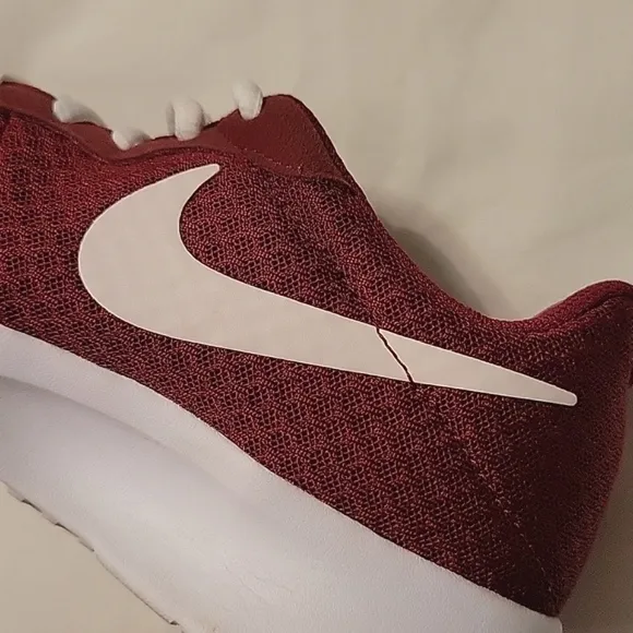 Womens Nike Tanjun Sneakers - Running Shoes - Maroon