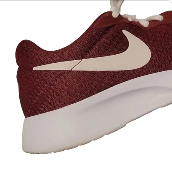 Womens Nike Tanjun Sneakers - Running Shoes - Maroon