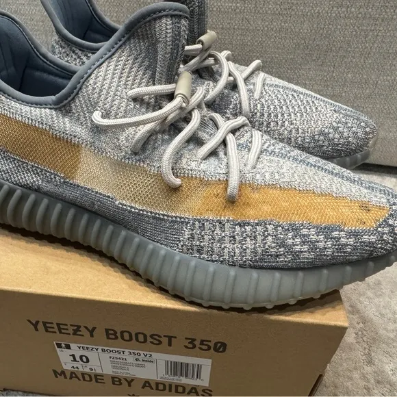 Yeezy Boost 350 V2. LIKE NEW, been worn once or twice.