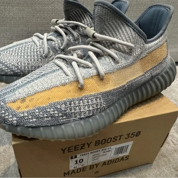 Yeezy Boost 350 V2. LIKE NEW, been worn once or twice.
