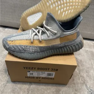 Yeezy Boost 350 V2. LIKE NEW, been worn once or twice.