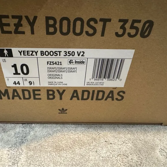 Yeezy Boost 350 V2. LIKE NEW, been worn once or twice.