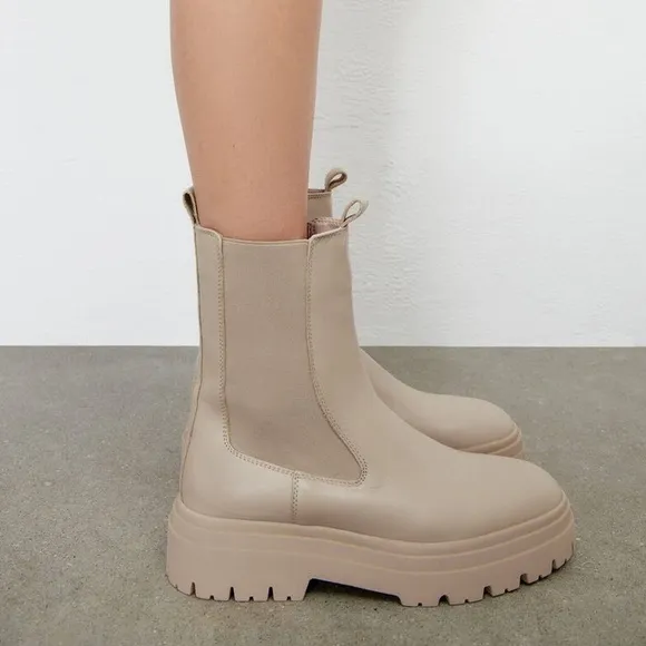 Zara Ecru Slip On Lug Sole Leather Combat Chelsea Boots Size 39 US 8